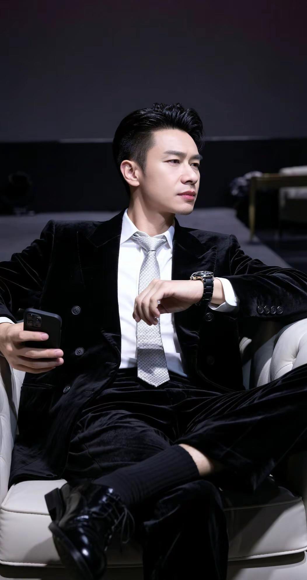 AI冷调贵公子晚宴照 ai创作 健身徒步旅行70后大叔 听老歌