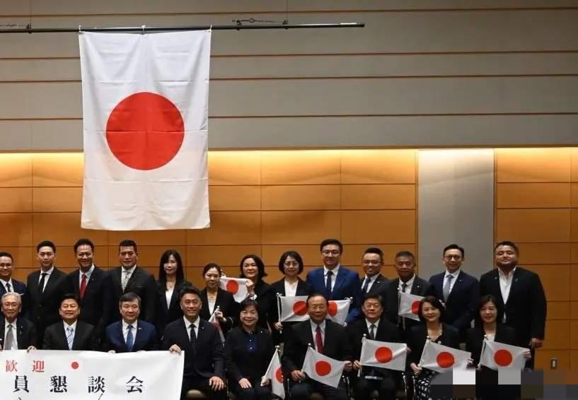日本与菲律宾非法划界这事，很多人都在骂民进党，怎么没人骂国民党和民众党呢？

台