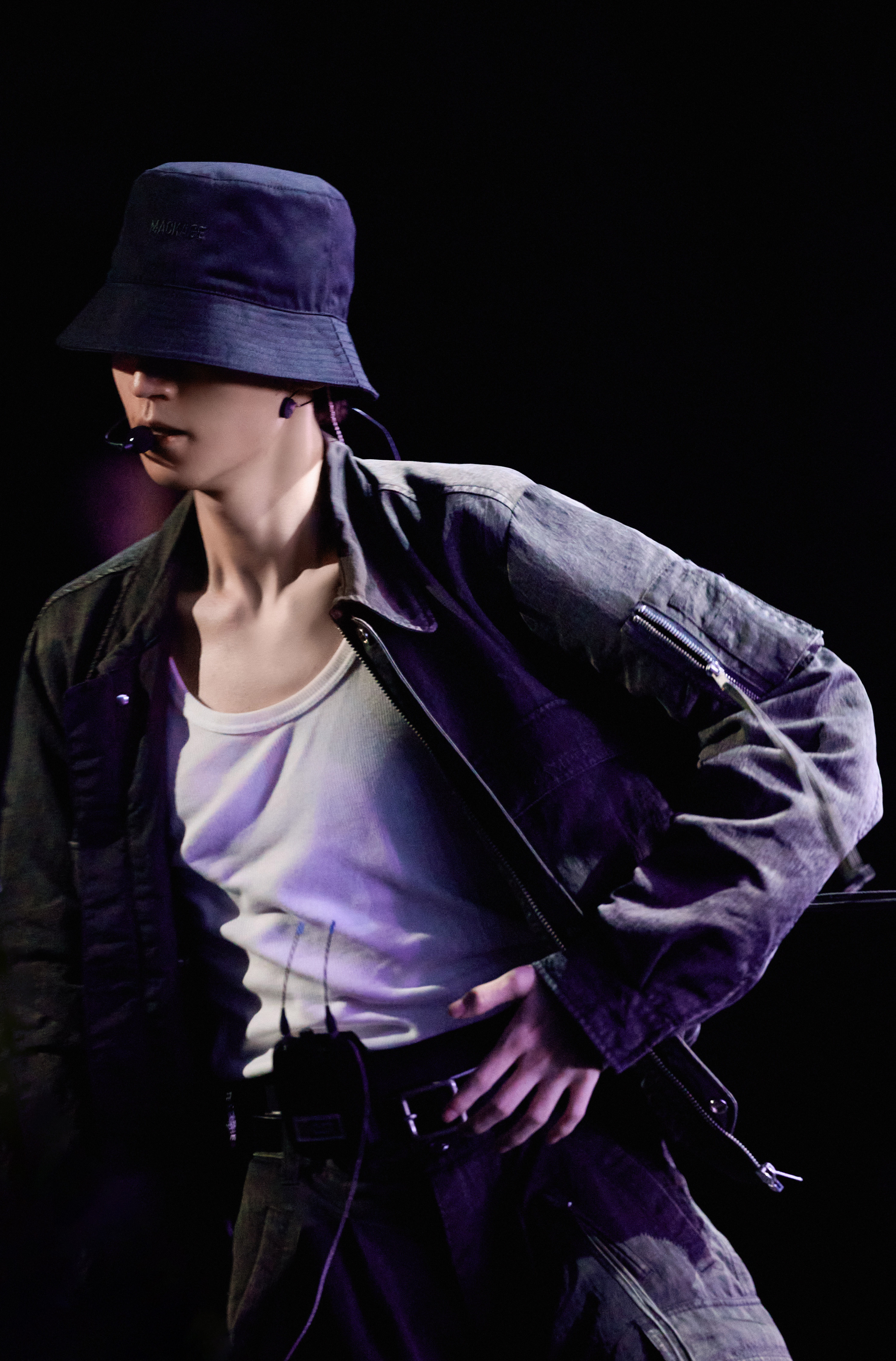 王俊凯江苏跨年舞台彩排照王俊凯江苏卫视跨年舞台彩排照📸唱跳爱豆回归这个锁骨太性