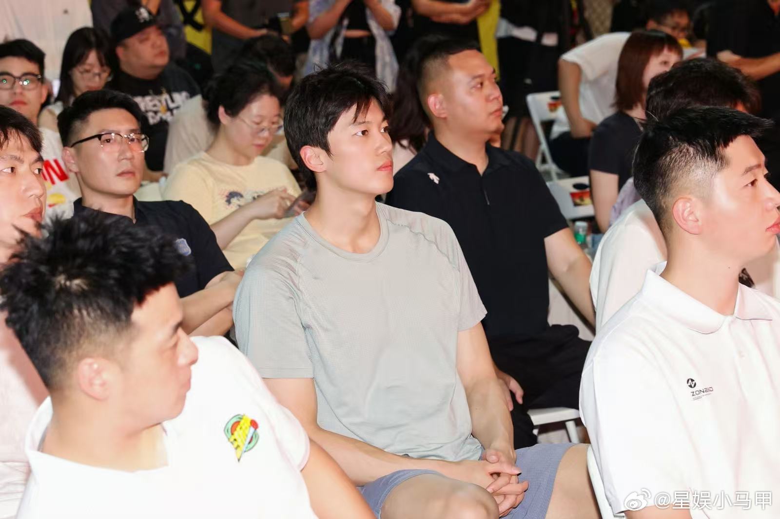 汪顺潘展乐傅园慧打篮球 这场别开生面的篮球赛看得人津津有味，三位游泳健将在场上互