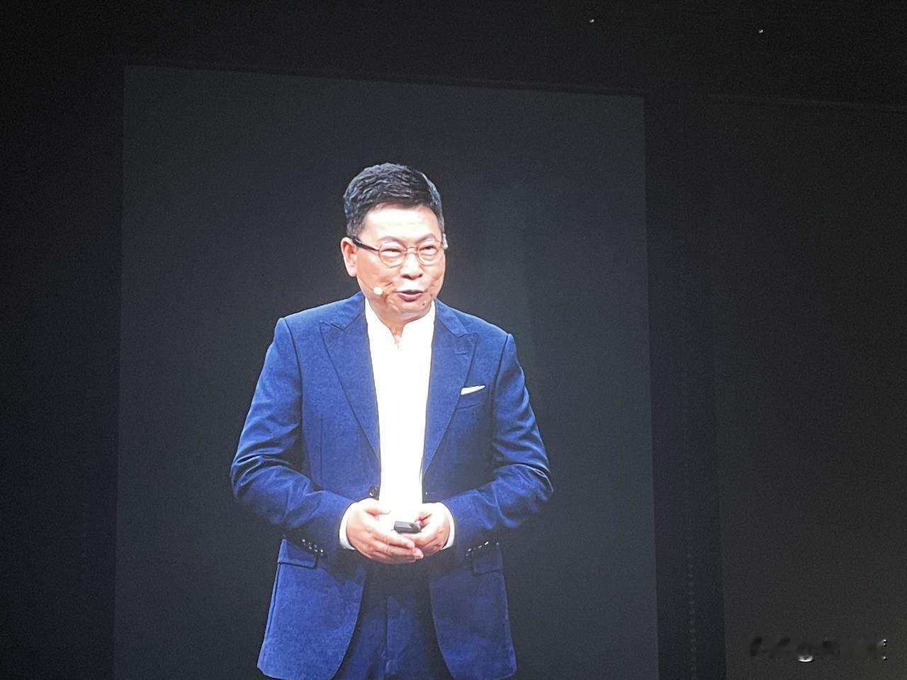 全新问界M9设计语言取自自然，山川大漠，鲲鹏之志，气势就出来了。

几个亮点：敞