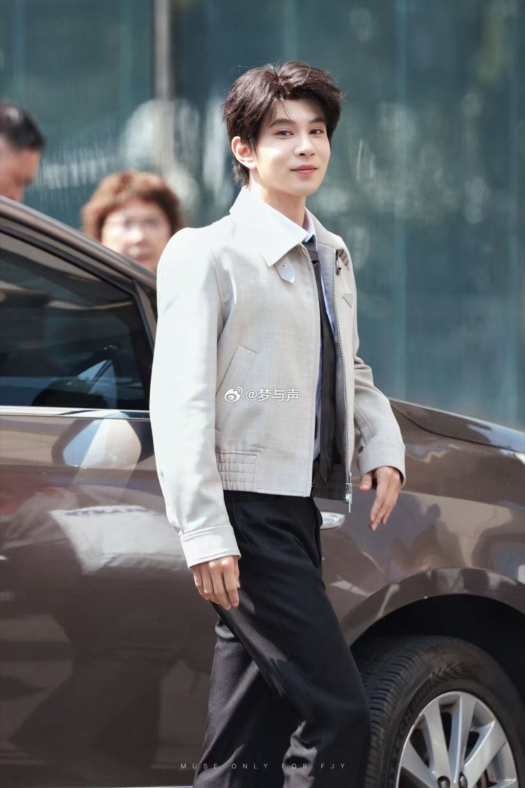 冯建宇拒绝翻红靠情怀无限超越班那些标签他都听过：CP、情怀、没代表作。他笑了笑，