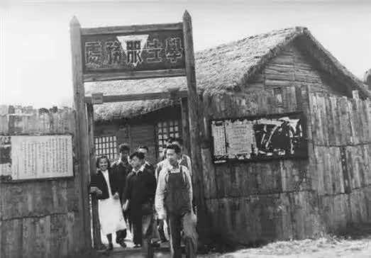 1938年，张治中为了南下西南联大的300多名师生免遭匪寇侵扰，给沿途各路土匪写