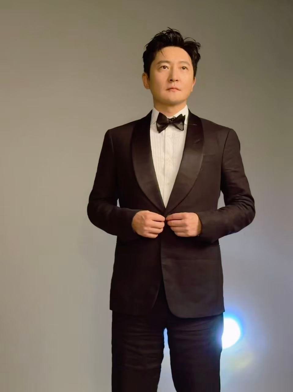 郭京飞默默瘦了惊艳所有人白玉兰红毯镜头里变化太明显，瘦下来之后轮廓清晰，黑西装衬