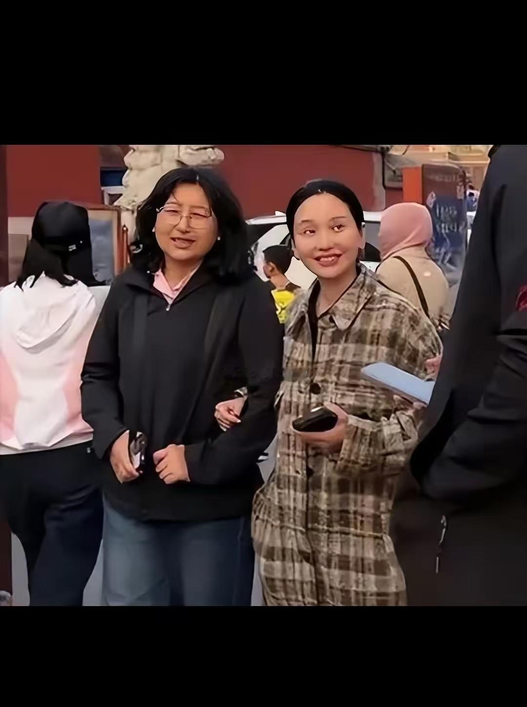 再不领证娃都出来了！他们俩年龄差距不是挺大吗？看不出来呀，明星不化妆就一路人，话