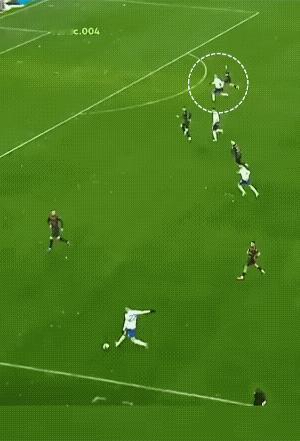 球进的丝滑，惊艳四座。
他后脑勺像长了眼睛似的，把球磕给了队友。这不仅仅是不贪功