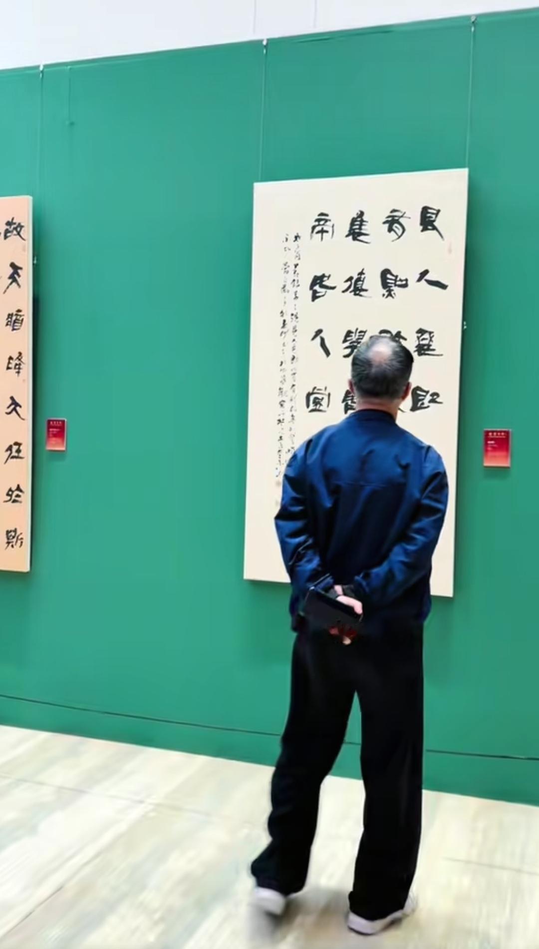 流浪汉的沈巍不会在意自己的头发还有多少，可是作为一个读书人、一个文化人的沈巍也会