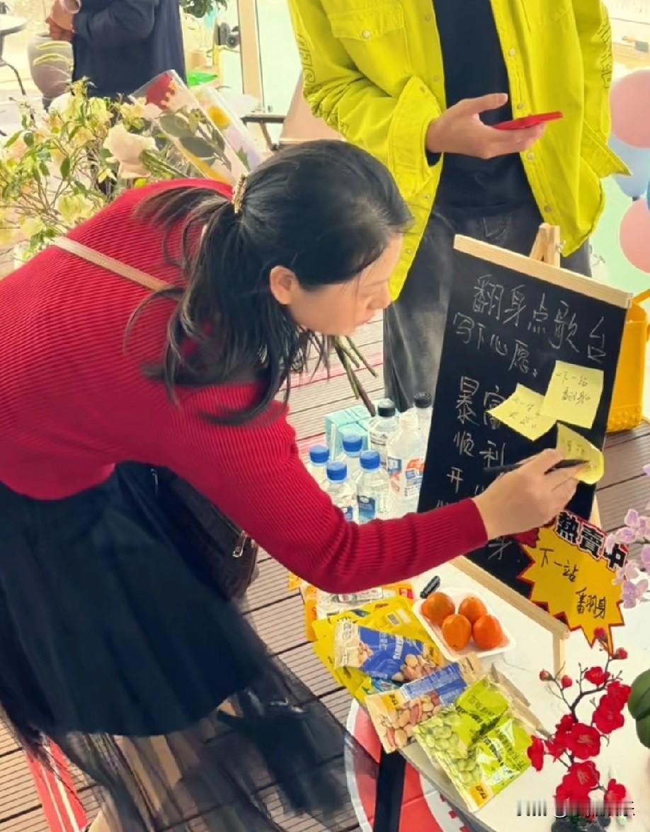 这是红姐写的字，看到这一幕，那些说红姐一无是处的人可以闭嘴了。

原本这些字是红