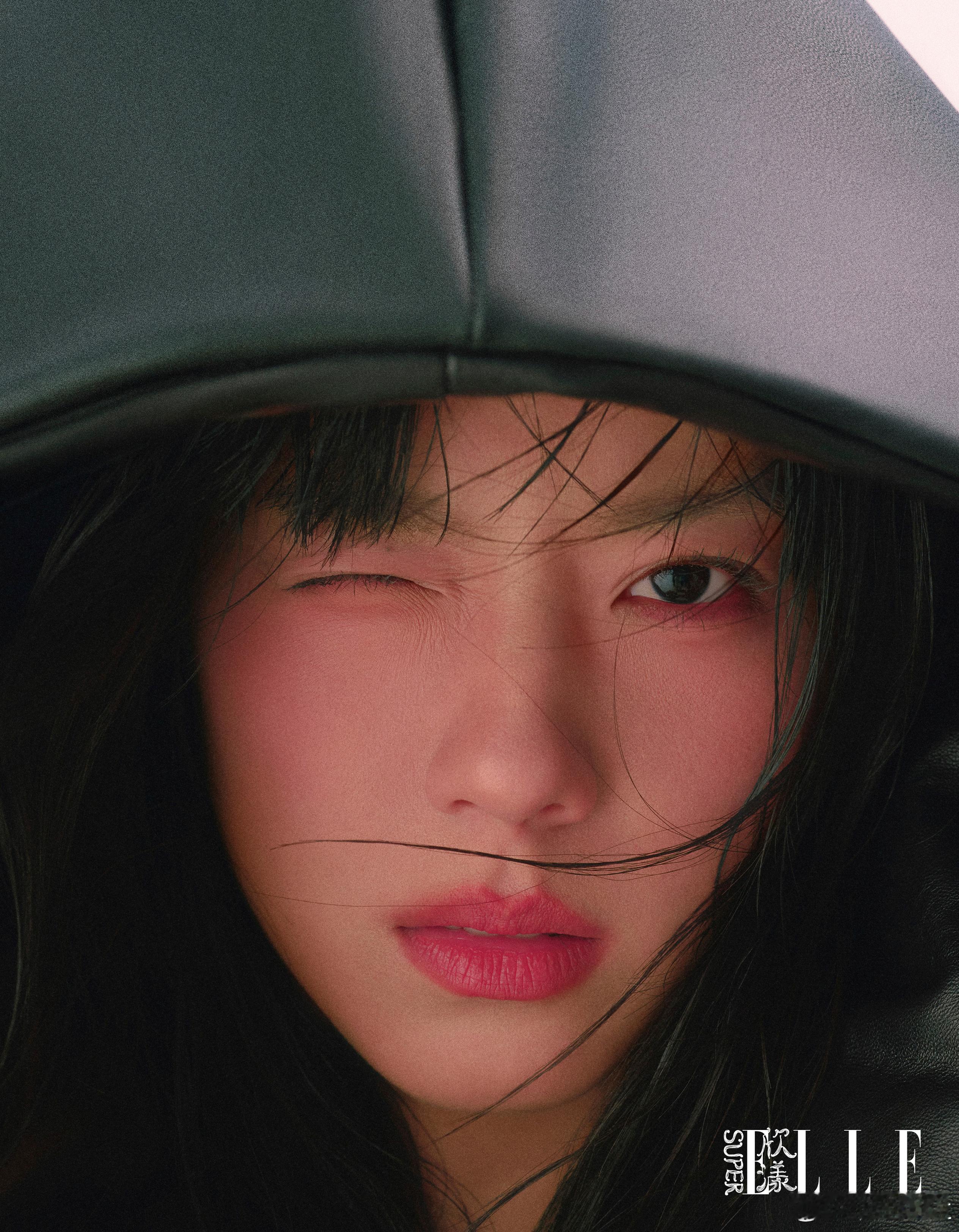 庄达菲登SuperELLE3月刊封面，向春而行。冷调光影交织自然生机，身着202