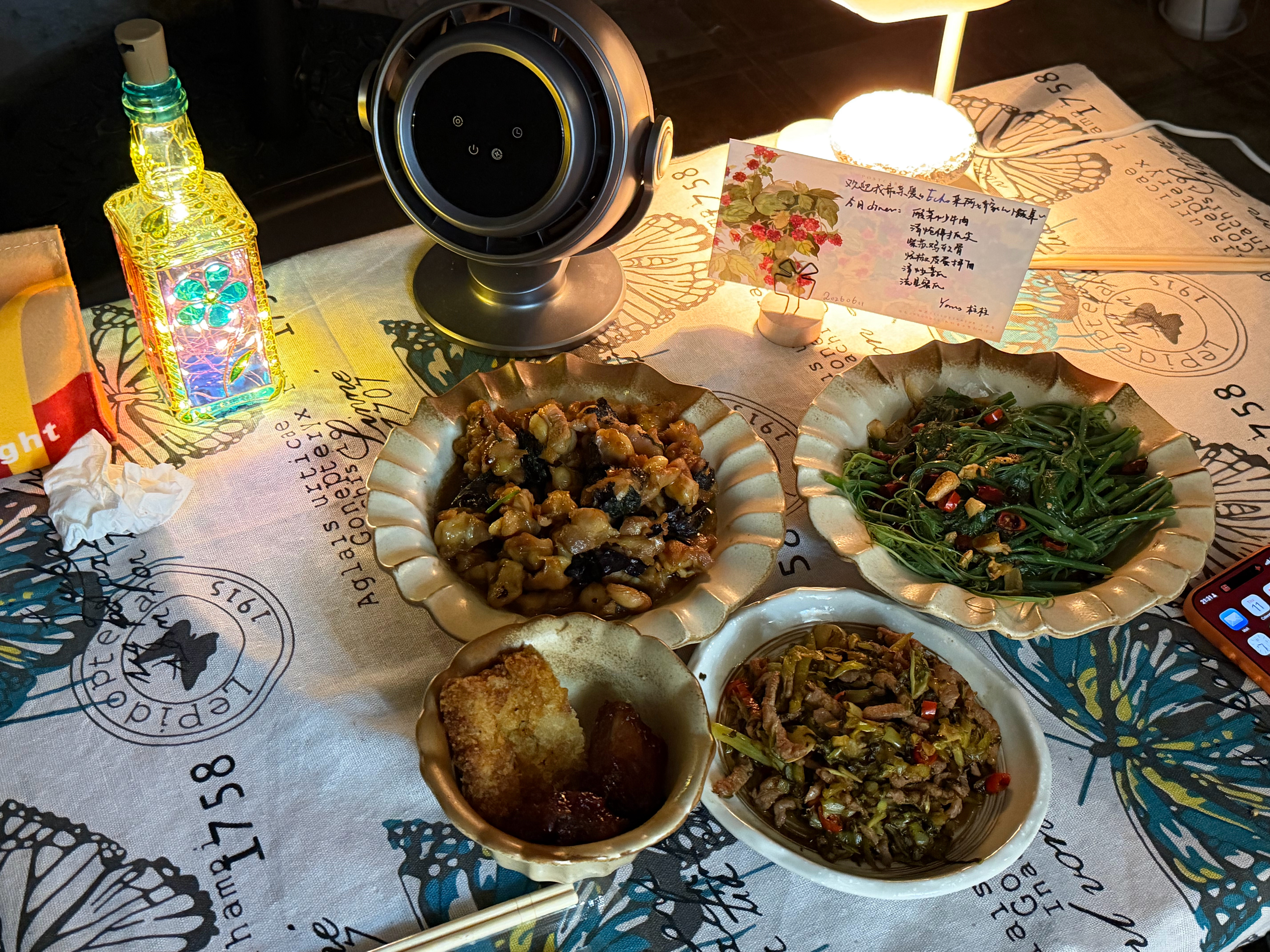 「阿娇家的小饭桌」晚餐版。在理发店等Echo剪完头发就可以八点半一起回家烧饭吃饭