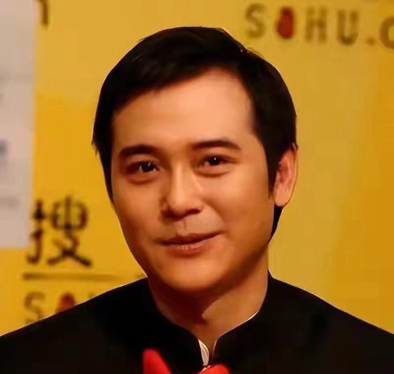 他长得帅，演技好，不顾一切娶大15岁妻恩爱至今，没生孩子也幸福 