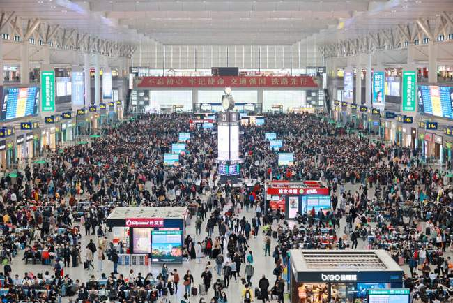 【国庆铁路旅客超1.52亿】国庆假期首日铁路客流量创历史新高 国庆假期结束，来自