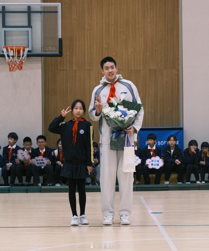 跟“北大约基奇”李苑鑫合影的小姑娘长得挺高啊。CBA