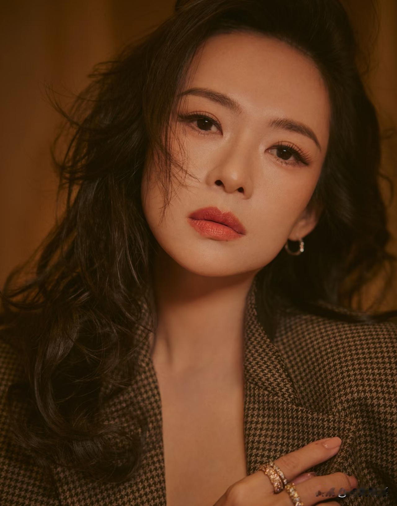 当初章子怡离婚只要儿子，
不少人暗猜：
“重男轻女？”

结果剧情逐渐反转——人