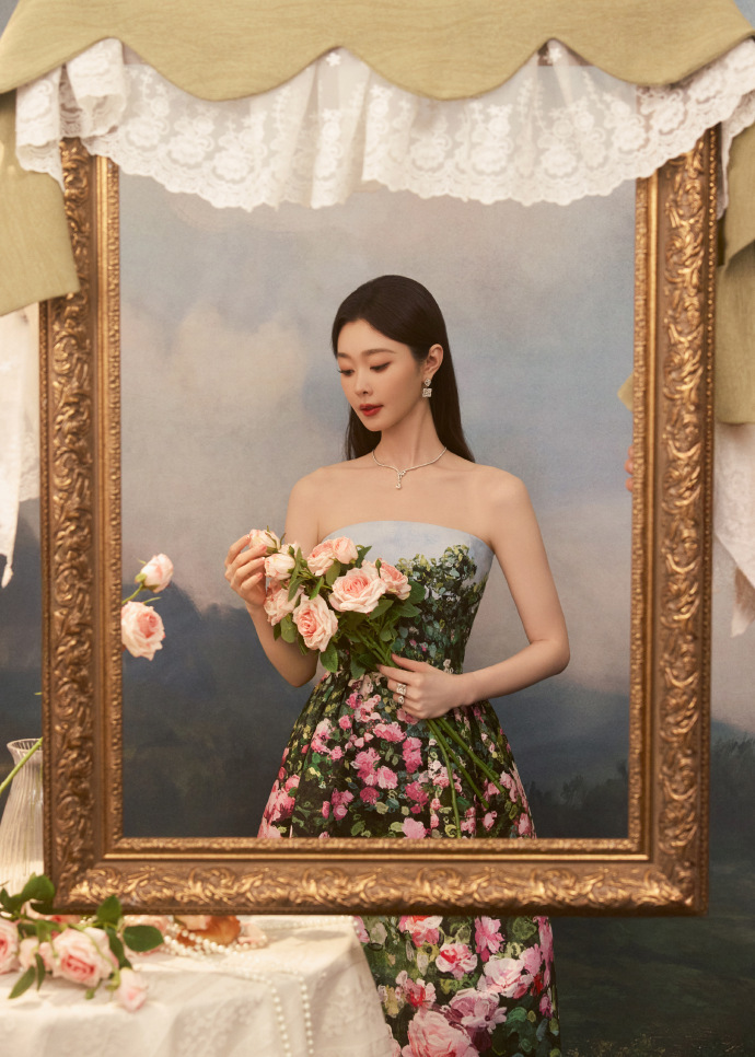 宋轶的裙子上有99朵玫瑰花 把99朵玫瑰花穿在了身上，这个造型真的好适合宋轶，宛