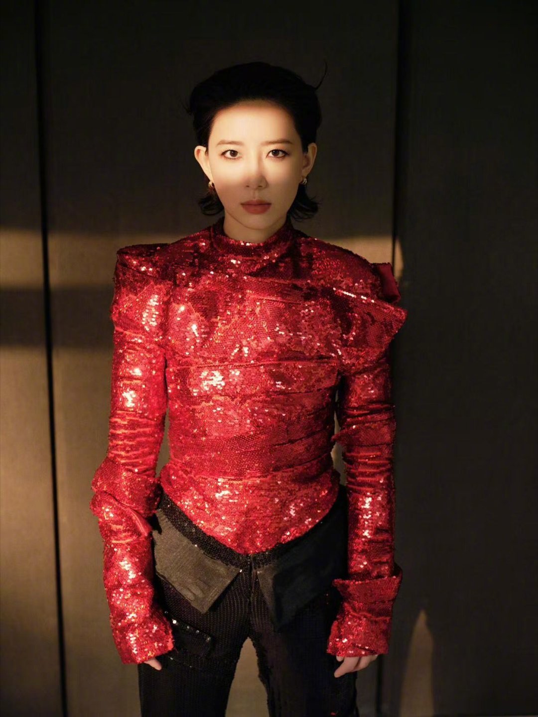 李斯丹妮把自己穿成了花木兰 战袍加身，眼神坚定，歌声里全是侠气与英姿。造型和舞台