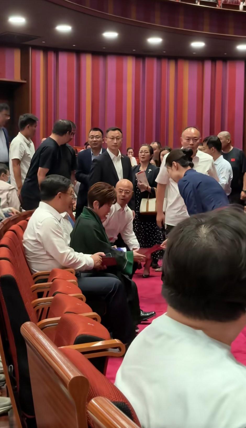 我以为她五十多六十岁  他们说她七十岁了  我一查原来她是48年的都快八十岁  