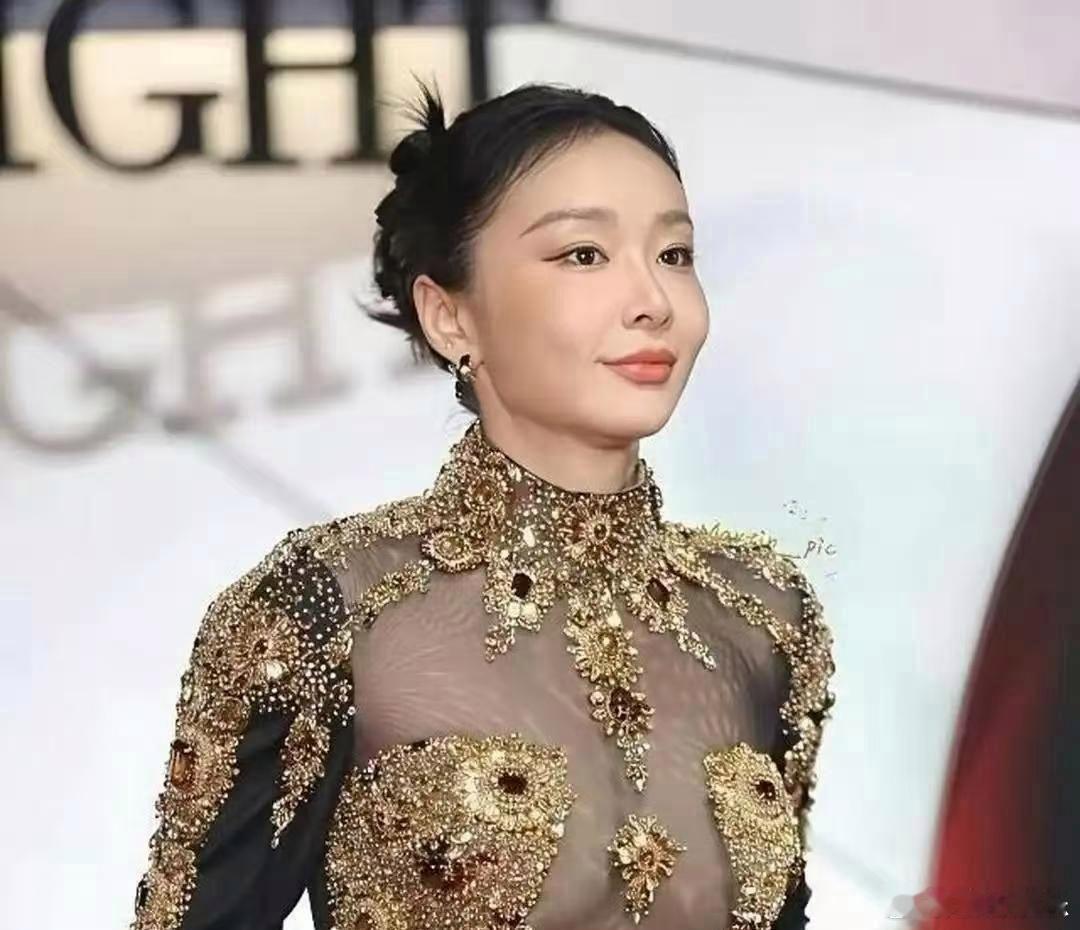 出道以来气质温婉,常演此类角色之高叶, 于上海身着阿玛尼透视装时出状况了。此次忽