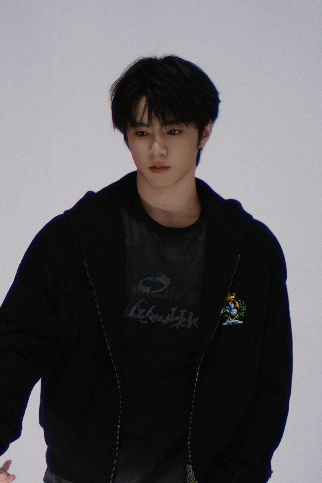 刘耀文在探索一个东西等等我刘耀文在探索一个东西朋友们等等我 已经迫不及待了！！刘