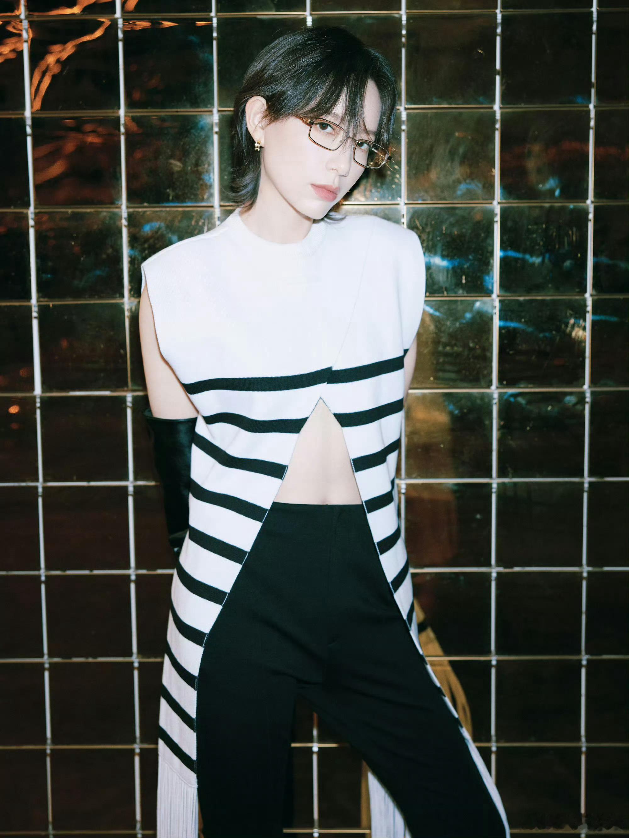 李斯丹妮高开叉露腹装 李斯丹妮这身造型太绝了！高开叉设计秀长腿，露腹细节显马甲线
