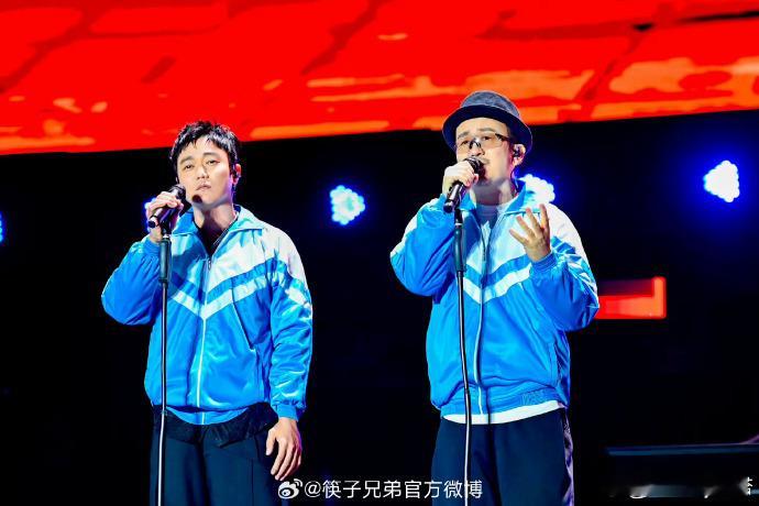 我都老了筷子兄弟还没老筷子兄弟出道20年依然夯爆了 二十年乐坛风雨，他们依旧站稳