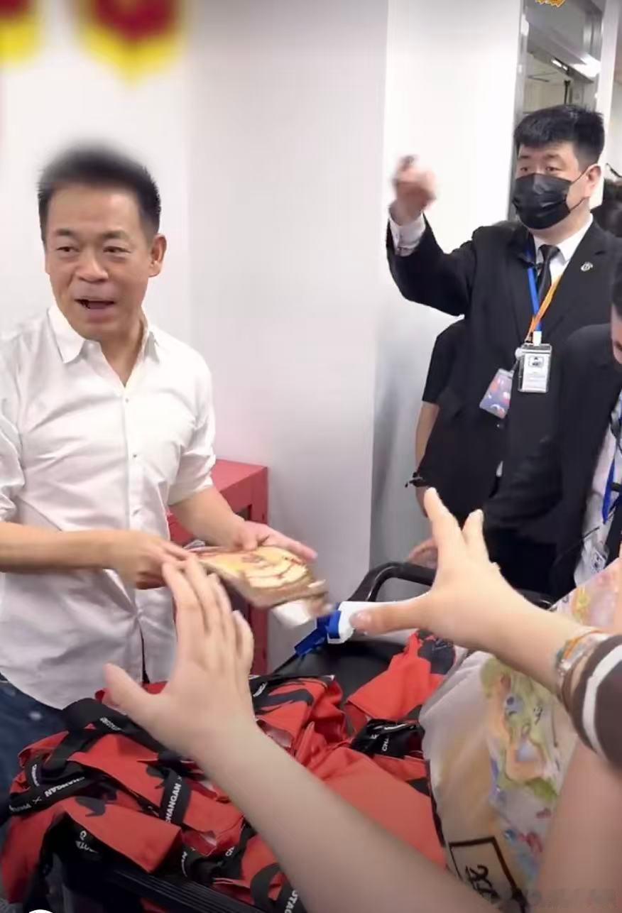 主角鹅厂扫楼 电视剧主角 刘浩存窦骁孙浩空降扫楼，现场福利不断，笑容亲切氛围热烈