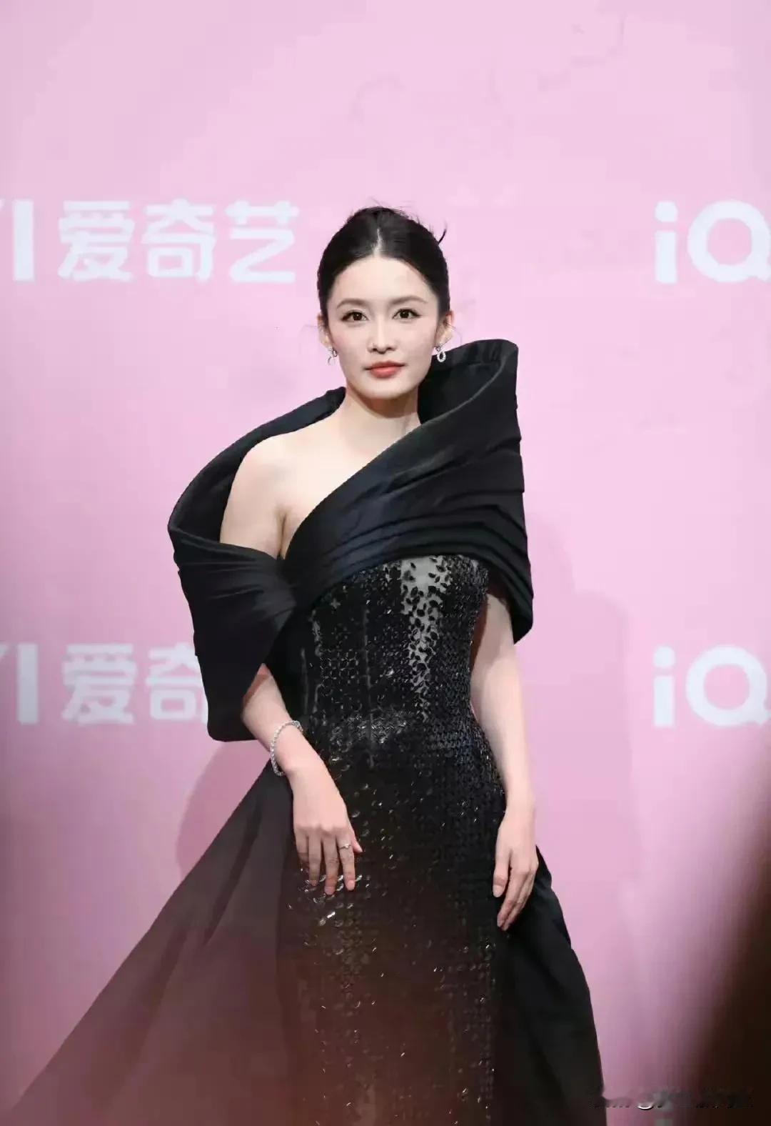 尖叫之夜红毯 李沁林依晨这是穿的姐妹装吗？一个是清冷女神，一个是甜美教主，大家绝