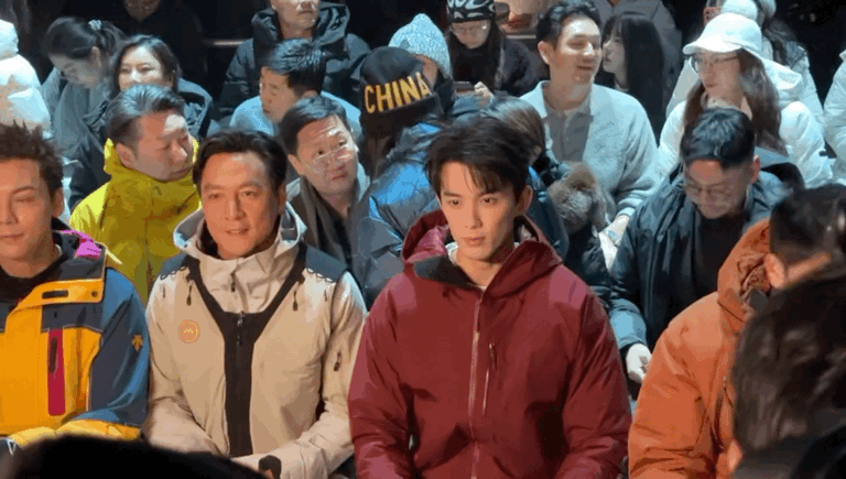 吴磊扑面而来的男大感 谁懂今天吴磊这身红色冲锋衣造型！一整个明媚鲜活的男大即视感