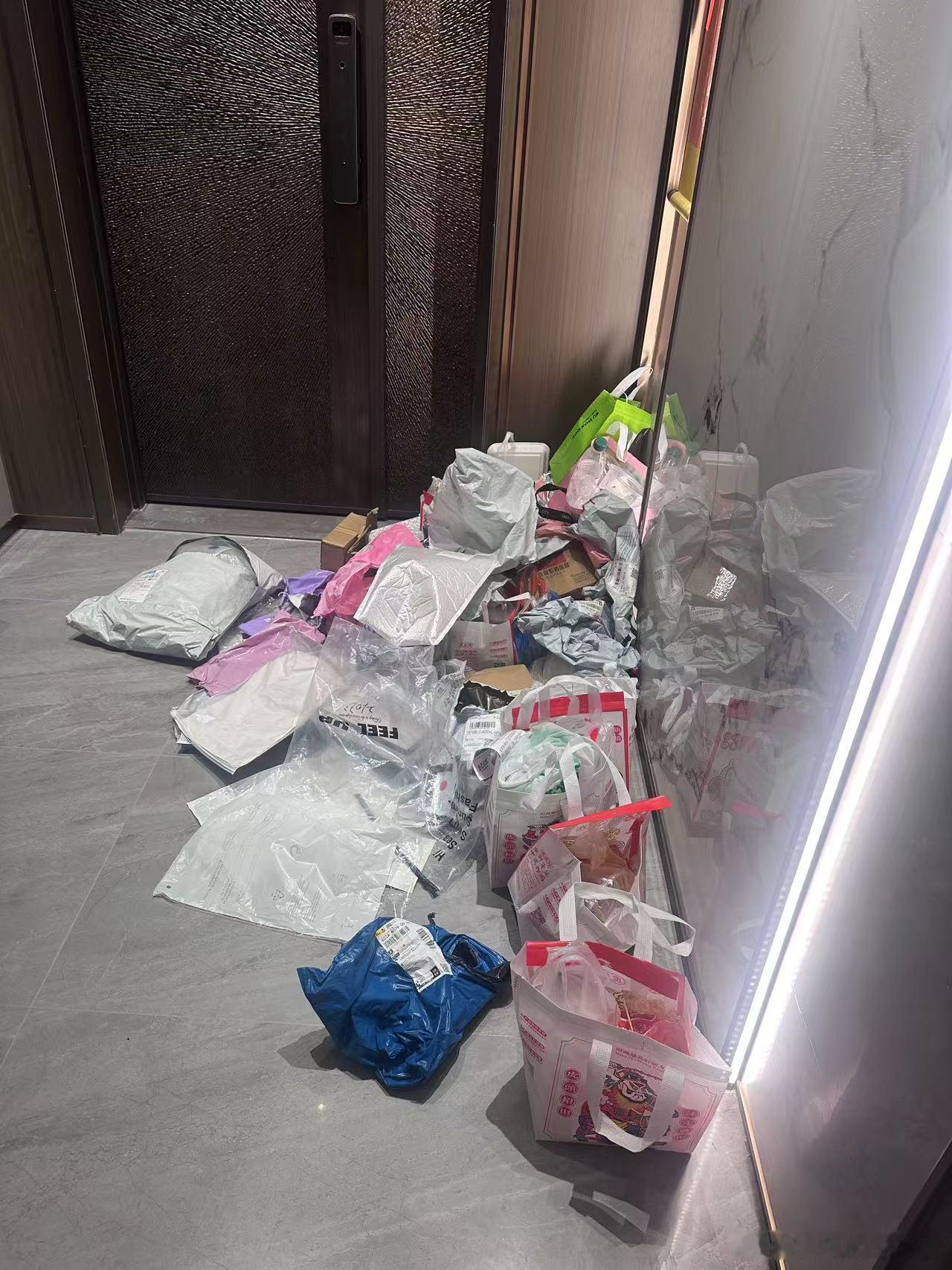 奇葩出没。小区头疼垃圾不丢，堆门口一周。丢吧又丢一楼了。在小区遛狗不收拾狗屎。。