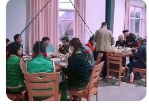 社区食堂米饭堂食管饱，却遇上老人拎大号保温桶来大量装饭带走，这件小事引发不少争议