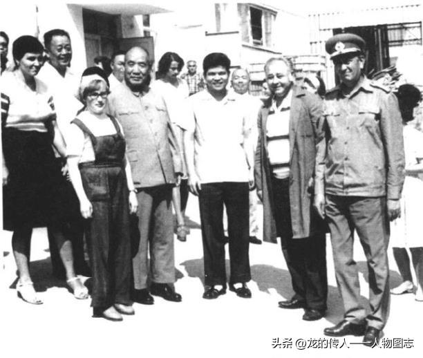 1979年6月，李达(前排左二)率中国人民解放军军官休假团赴罗马尼亚访问期间，与