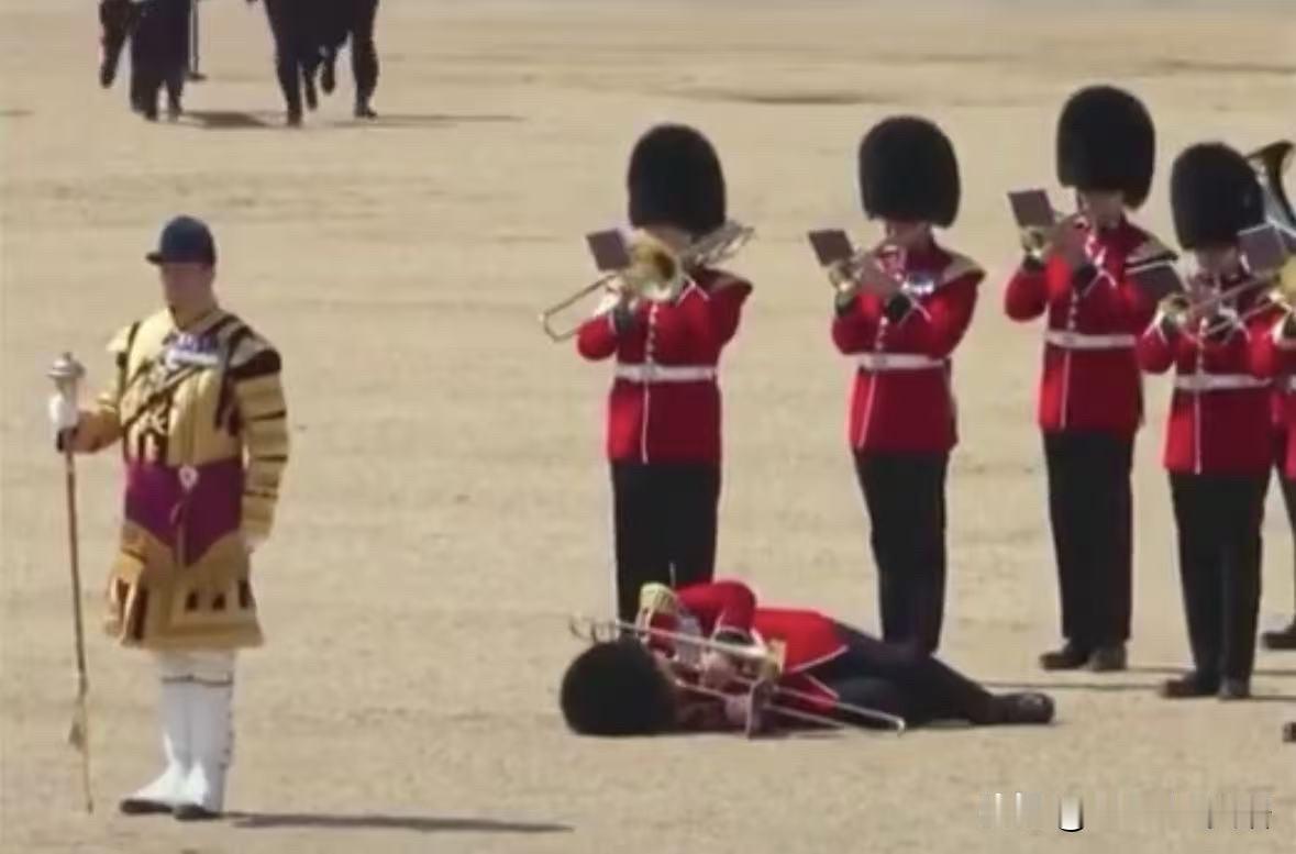 皇家乐队在阅兵场上表演，烈日暴晒下，那几位穿着厚重红军装、顶着熊皮帽的乐手们，简