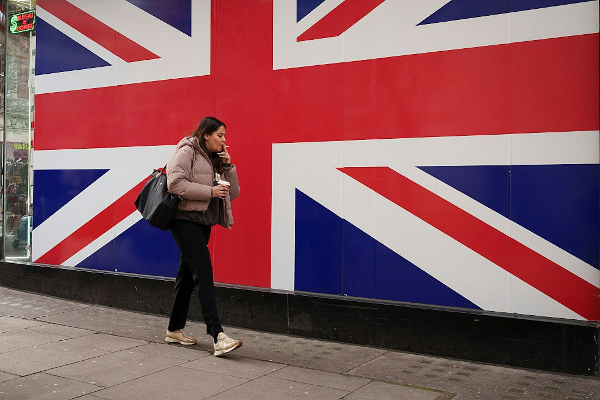 英国议会正式通过历史性法案，从2026年起，任何在2009年1月1日及以后出生的