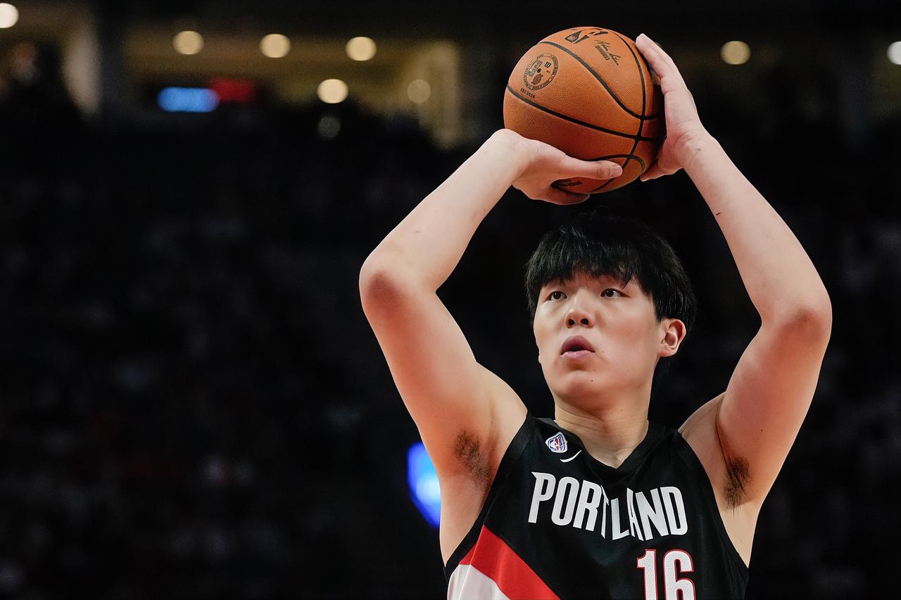 杨瀚森：抢篮板的脚粘胶水啦？投篮没有、防守被一步过，克林根比你强了多少倍？？？