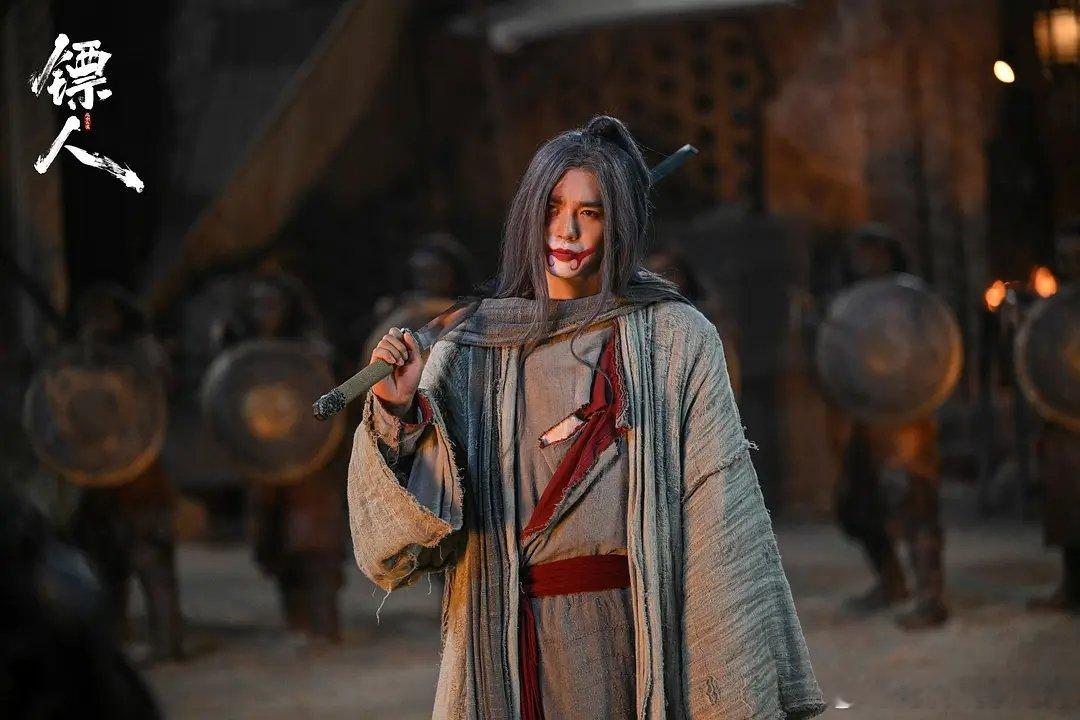 于适的竖找到了自己的横撇捺历经沉淀，终见锋芒，找到了属于自己的横撇捺，每一面都鲜