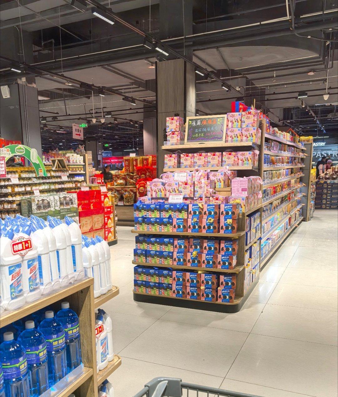 昨天下大雪，今天天空很清透，就是刮大风啊，吹的天灵盖都疼，食材空缺出来补货，吹啥