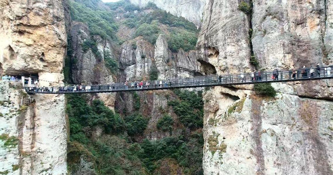 三山五岳之一的雁荡山
春节人真的多
建议带无人机
否则就只能排队去各种网红点拍照