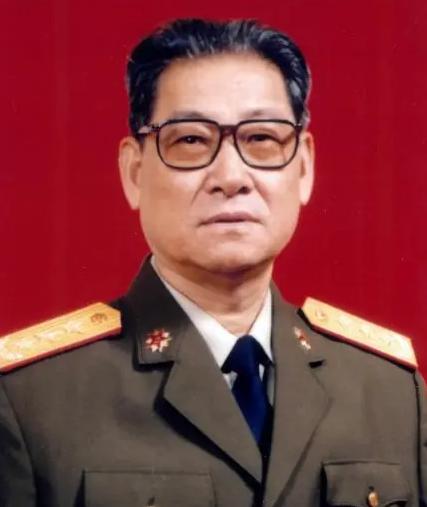1985年李九龙直接由军长，破格提拔为济南军区司令员。当了5年大军区司令员，李九