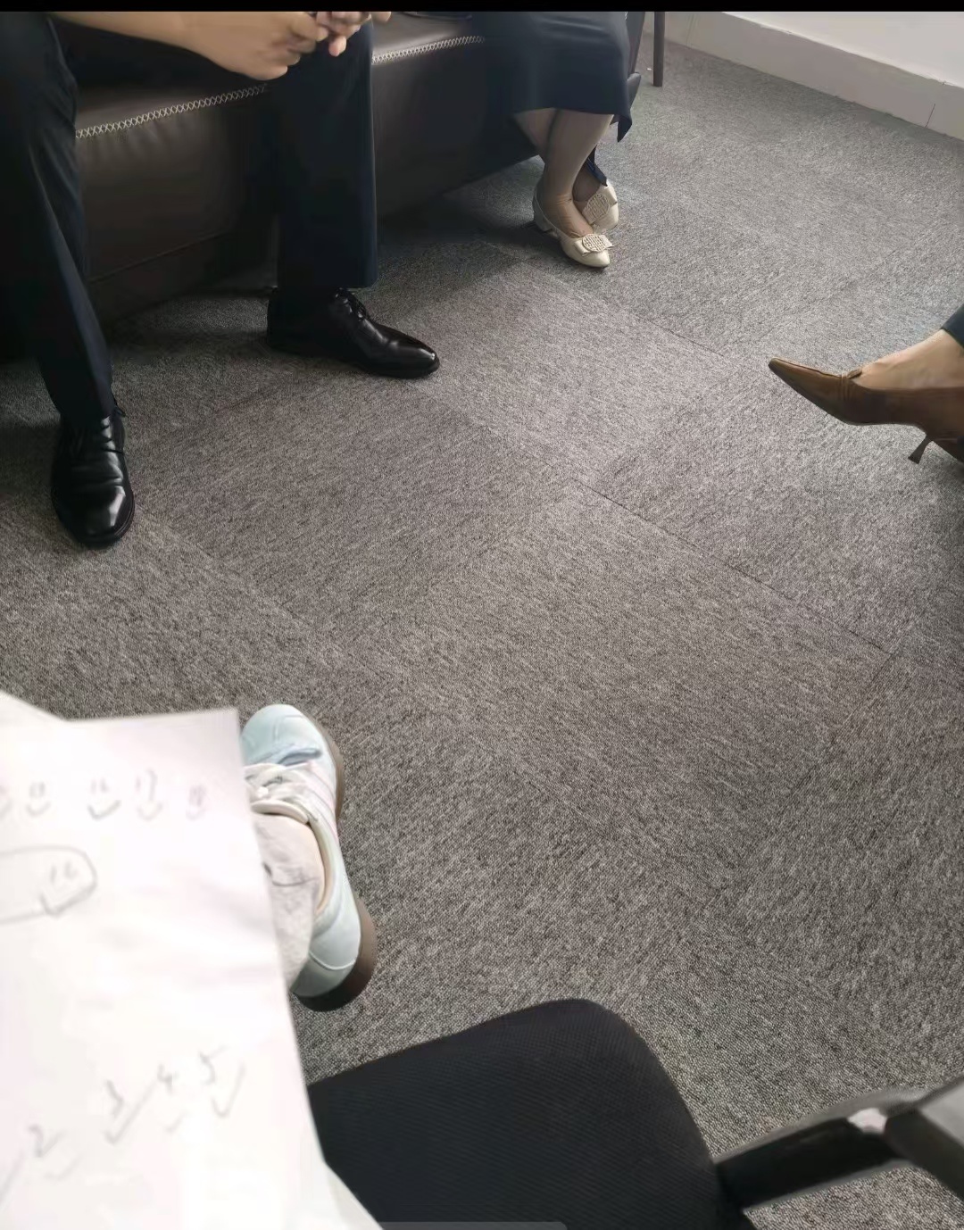 同事上班都这么有腔调的吗？ 
