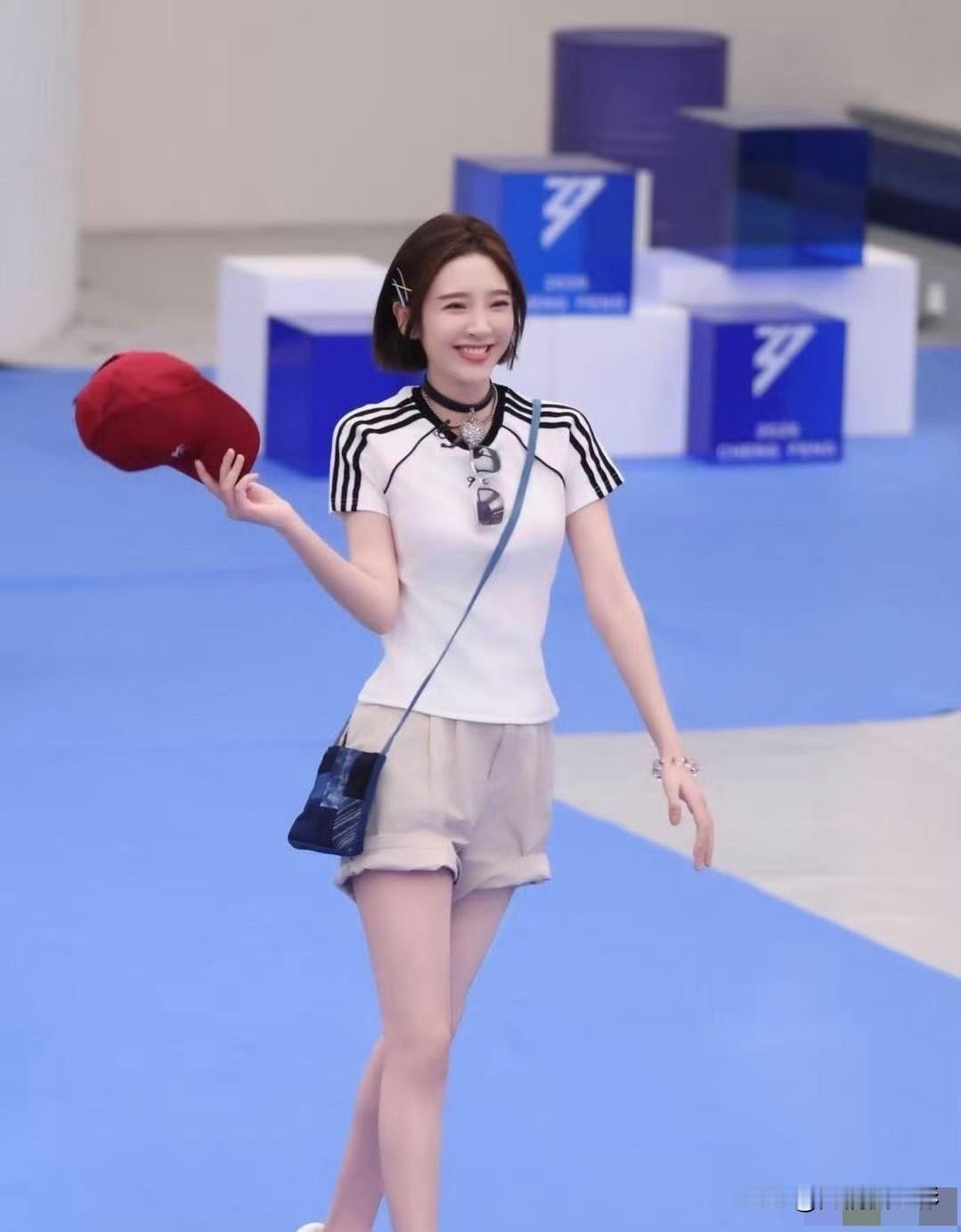 翻看唐艺昕的童年旧照就能发现她是真正等比例长大的甜妹，很多小细节都完美复刻。小时