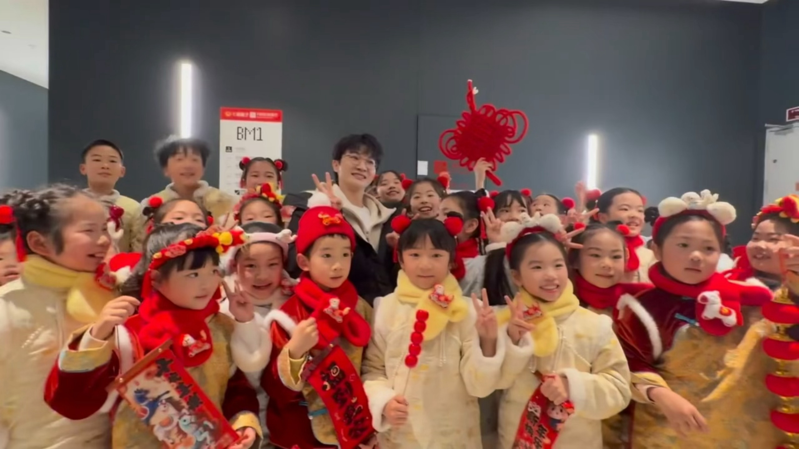 字面意义上的被包围了😂😂😂😂周深被小朋友们包围了周深湖南春晚后台被小朋友