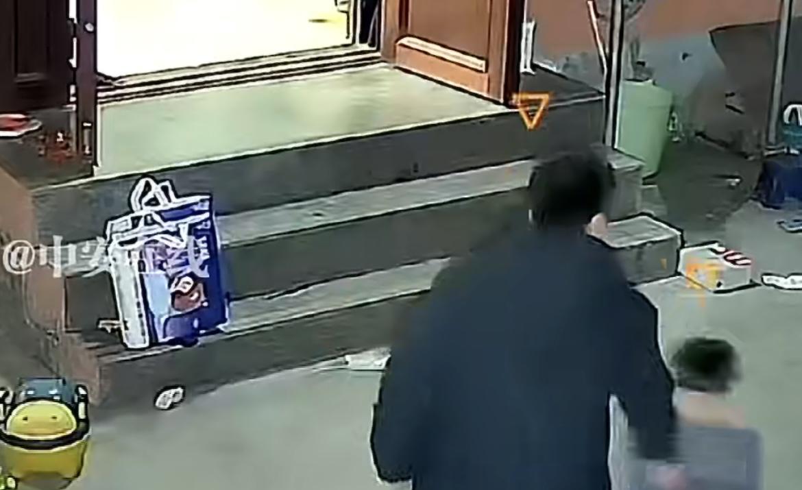 最近河南有个视频看得人心里直发堵——一个两三岁的小娃娃，看到爸爸下班回家，咧着嘴