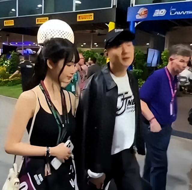 林俊杰和小女友现身新加坡，女生胸大腰细身材火辣牵手紧贴似父女