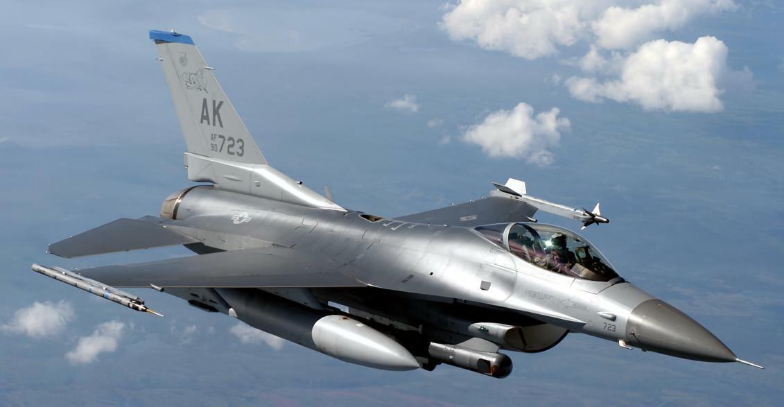 美国F-16“战隼”战斗机F-16是美国通用动力公司研制的喷气式战斗机，绰号“战