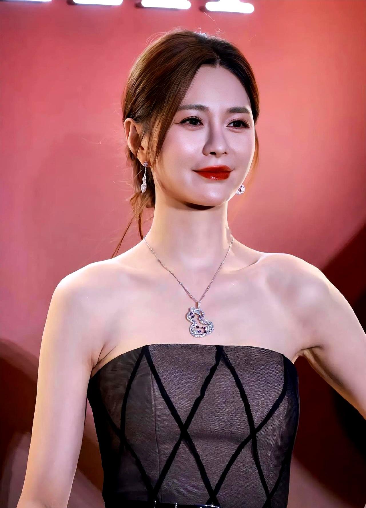 不联系不见面，女人最狠的逆袭是啥？沈梦辰给你打了个样儿！
当年杜海涛玩消失，三个