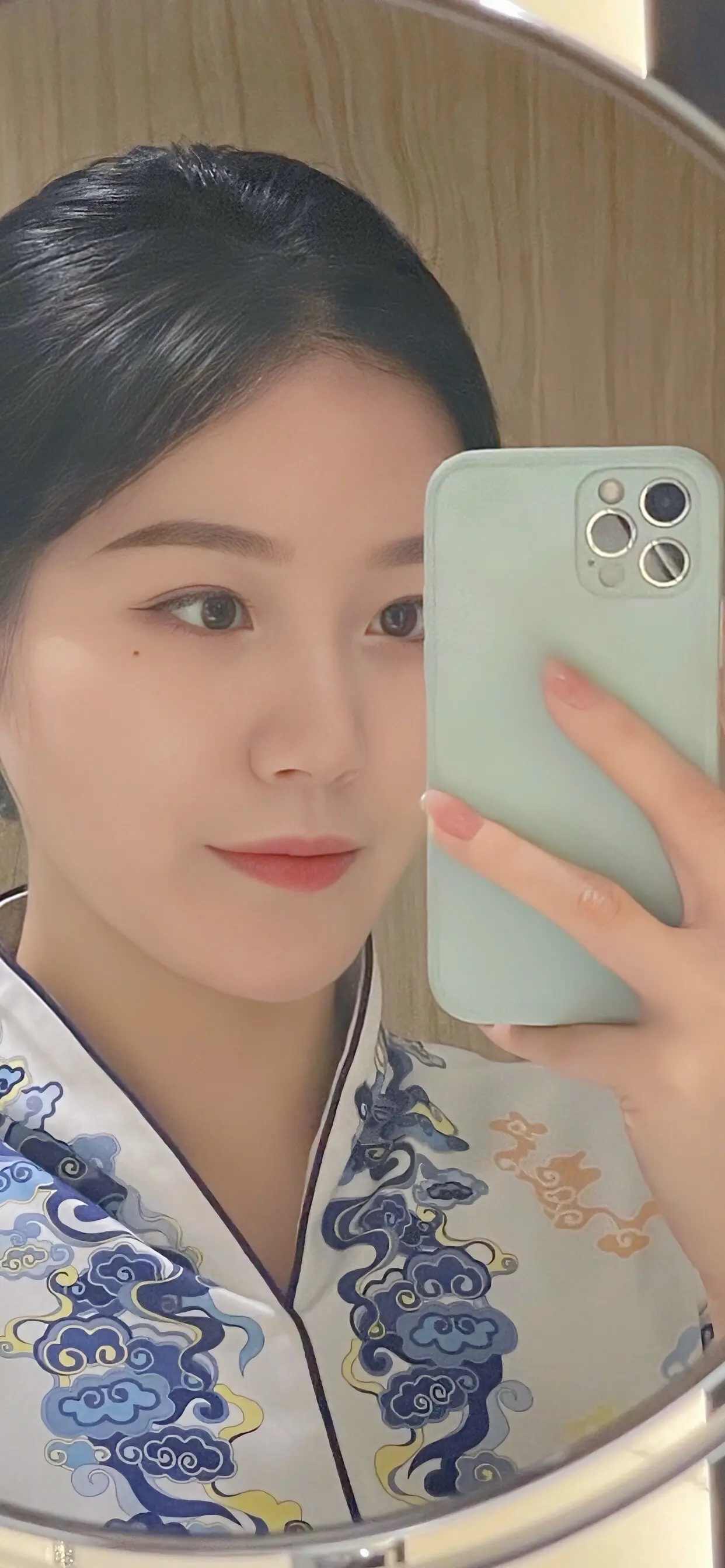 雨绵绵 情依依 多少故事在心里。