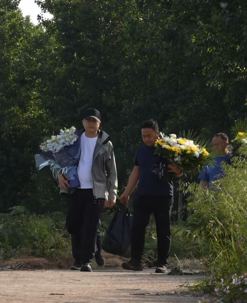 李亚鹏回他父亲的老家河南平顶山，带着几束鲜花还有祭祀的贡品去看他过世的奶奶还有爸