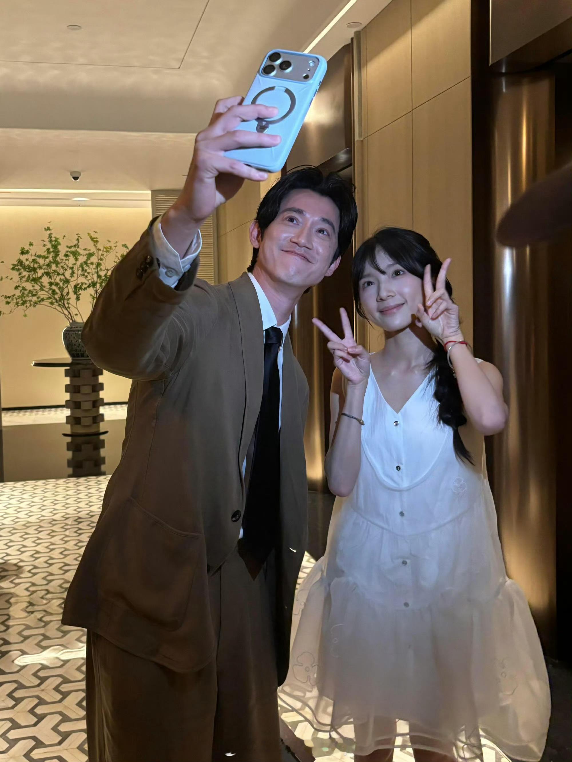 吴慷仁李思潼金鸡百花电影节推介人，一起自拍了诶 
