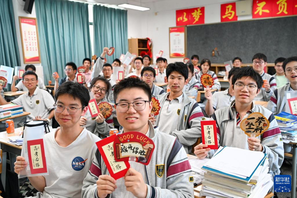 【#迎接高考#】各地学校开展不同形式的活动，为考生送上美好祝福。#第一批00后老