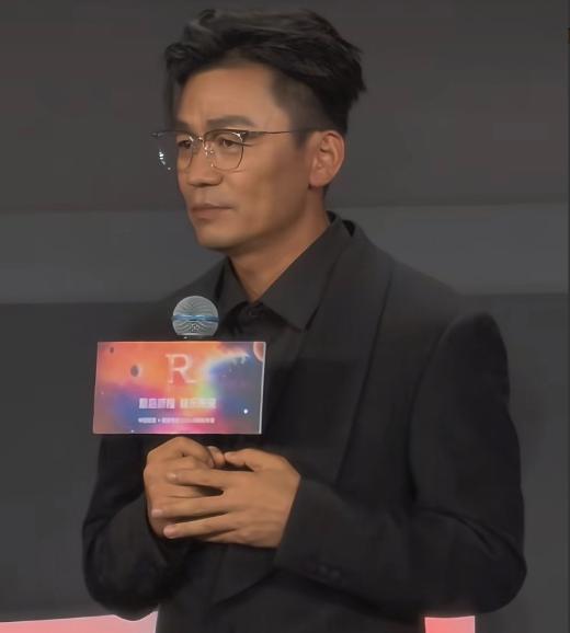王宝强8岁那年，一个人背着行李去了少林寺。不是旅游，是去练武的，起因是一场露天电